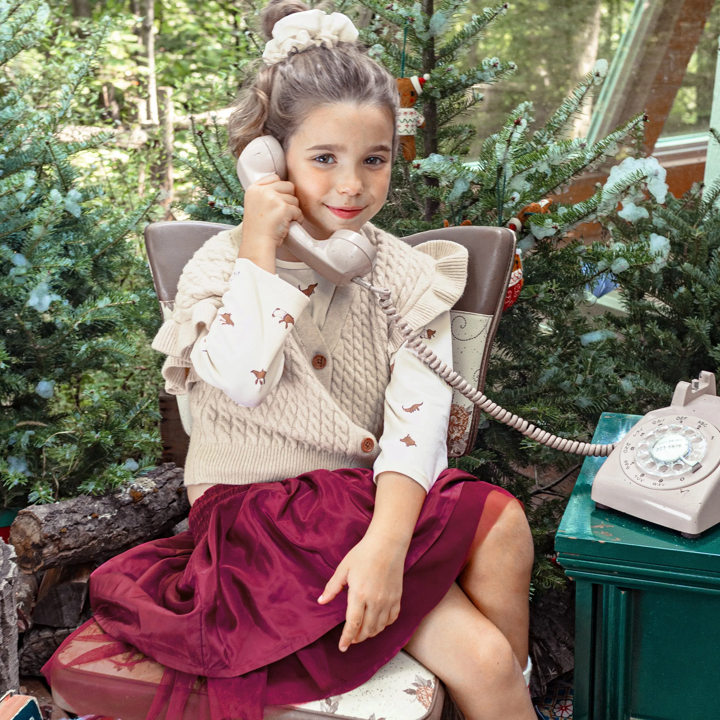 T-shirt crème à manches longues et à motif de chiens en jersey extensible, enfant || Cream long-sleeved t-shirt with dog pattern in stretch jersey, child