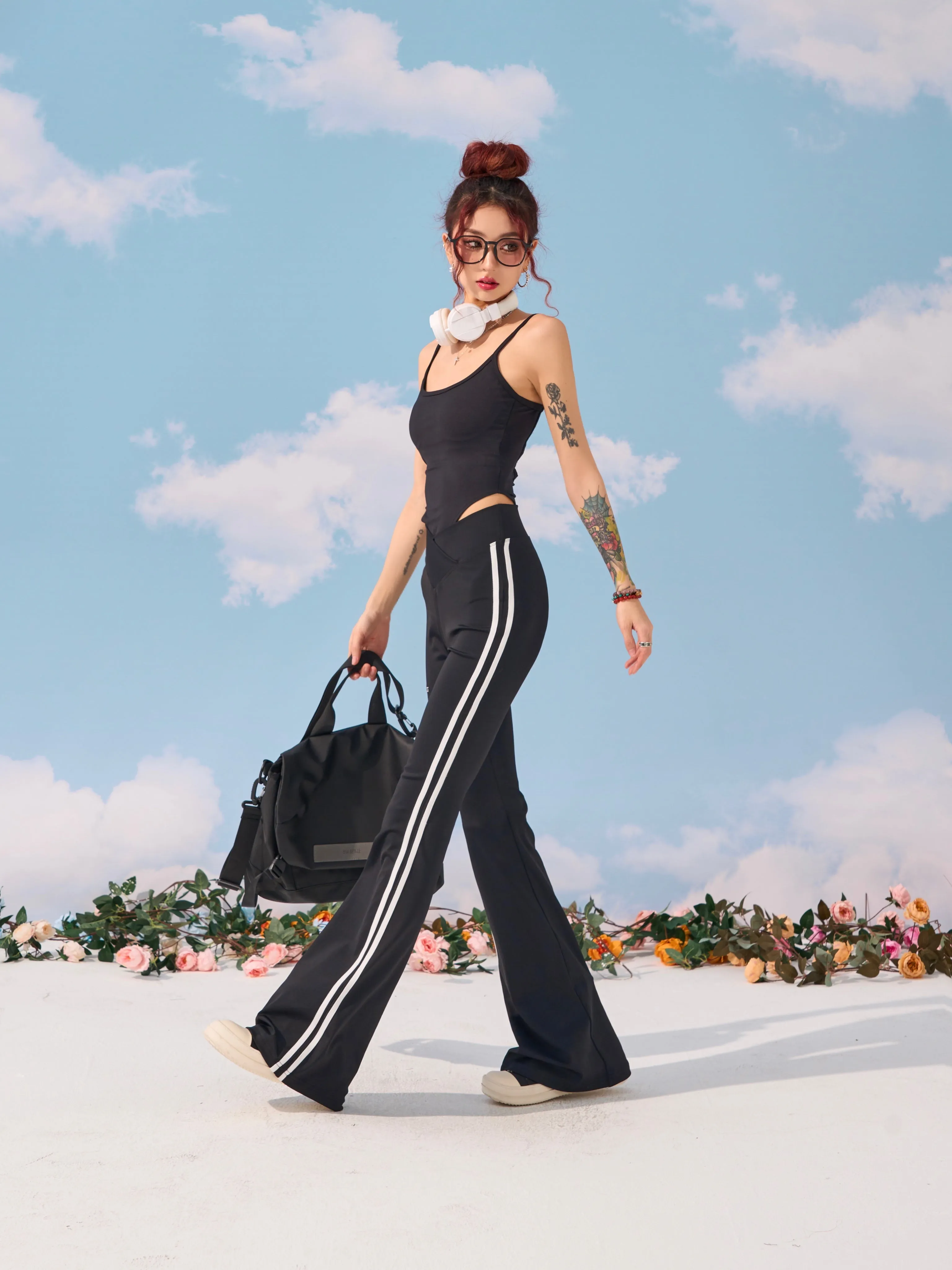 Zerocircle Solid Color Black Side Stripes High V-Waist Slim Micro Flare Yoga Pants